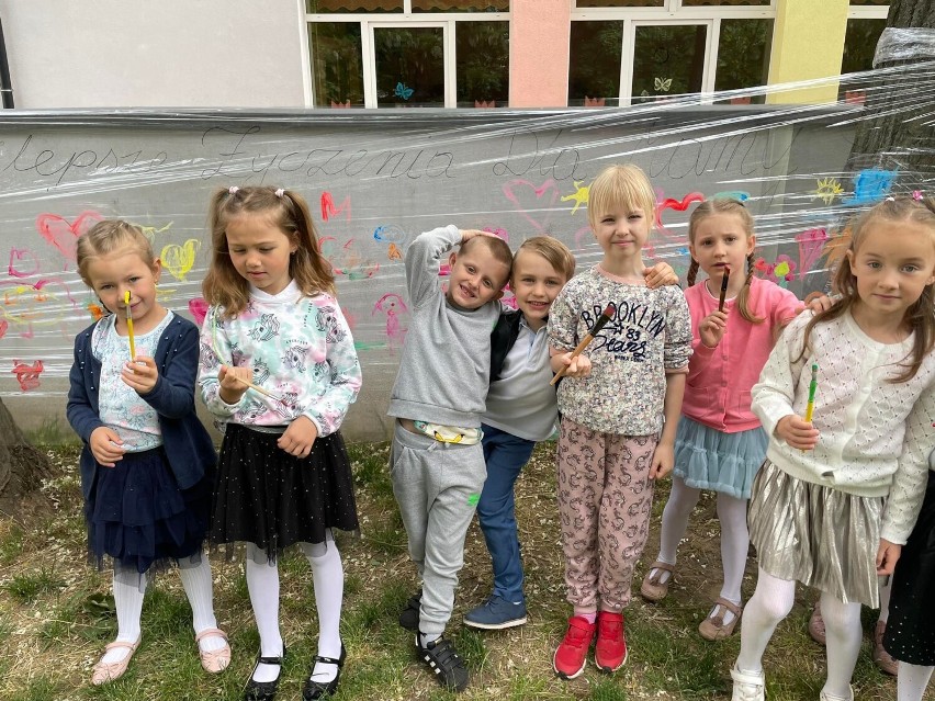 Przedszkolaki z PP 6 w Głogowie przesyłają swoim mamom gorące życzenia