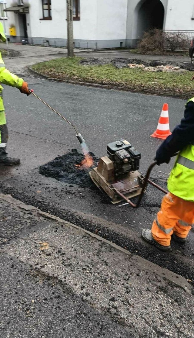 Łatanie dziur na mysłowickich drogach. Służby miejskie wyjechały na lokalne ulice