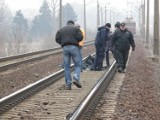 33-latek zginął pod kołami pociągu. Mężczyzna siedział na torach