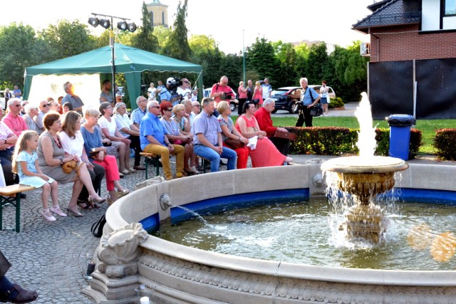 Koncert przy fontannie w Zbąszynku