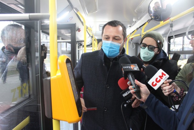 Nowe automaty biletowe są już dostępne w autobusach w Gliwicach. Można w nich płacić zbliżeniowo. Zobacz zdjęcia >>>