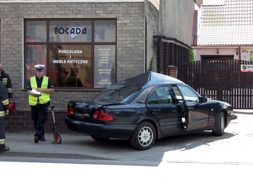 Wrocław: Na Strachowskiego auto wjechało w dom (ZDJĘCIA)