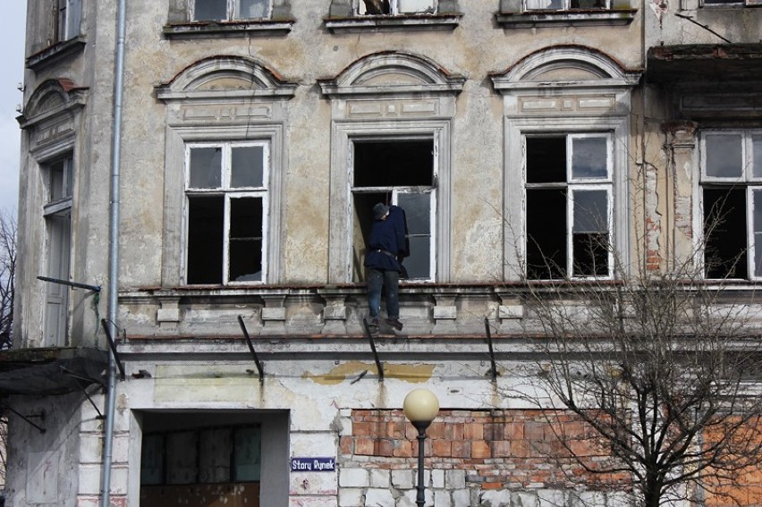 Kukła w oknie kamienicy