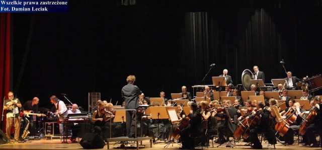 Zesp&oacute;ł Laboratorium oraz orkiestra symfoniczna Filharmonii Częstochowskiej pod dyrekcją Adama Klocka. Fot. Damian Leciak