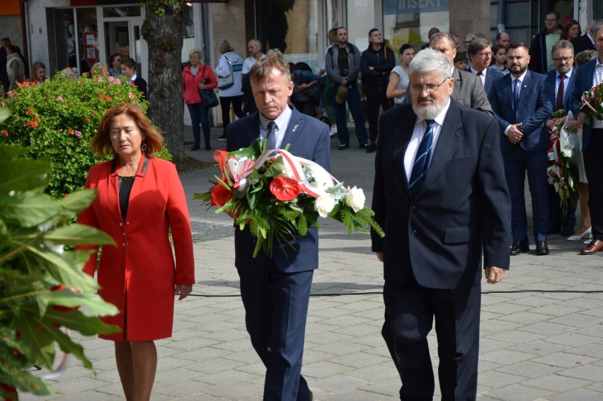 Lębork. Dziś 82 rocznica wybuchu II Wojny Światowej. Złożyli kwiaty przy płycie Pocztowców Gdańskich