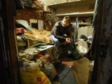 Kobieta od trzech lat mieszka w piwnicy bloku w Kielcach