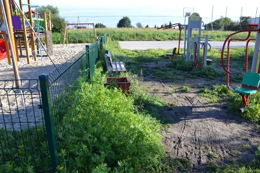 Plac zabaw na Miedzyniu jak nieużytek. Komu należą się podziękowania za skoczenie trawy?  