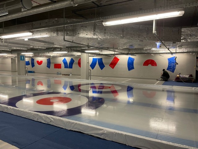 Dzięki inicjatywie Krakowskiego Klubu Curlingowego na terenie Tauron Arena Kraków (parking dolny) powstały dwa profesjonalne tory do gry w curling, dedykowane wyłącznie tej dyscyplinie sportu.