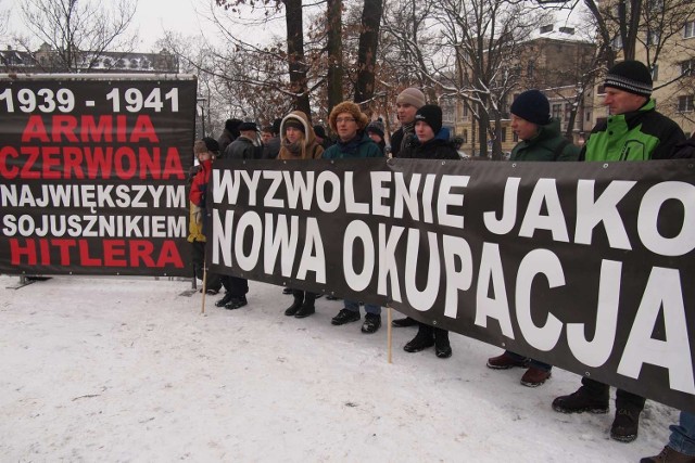 Gniezno: 21 stycznia - wyzwolenie czy zniewolenie? [ZDJĘCIA]

Po raz kolejny rocznica 21 stycznia 1945 podzieliła gnieźnian. Jedni uczcili pamięć, inni przyszli protestować przeciwko świętowaniu nadejścia nowej okupacji - tym razem radzieckiej.