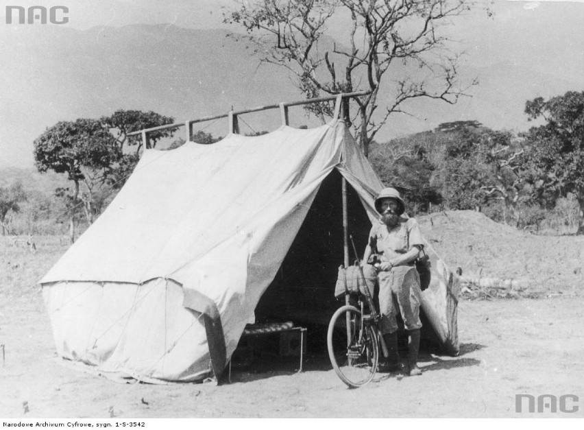Kazimierz Nowak z rowerem stoi przy namiocie poszukiwaczy złota w Kongu Belgijskim.1933