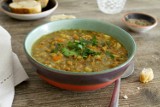 Rozgrzewająca zupa z zielonej soczewicy to pomysł na pożywny obiad. Aromatyczne przyprawy dodają jej charakteru. Pyszne danie w kilka chwil