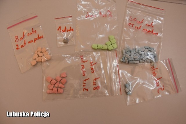 21-letni diler posiadał przy sobie 23 porcje amfetaminy oraz 100 tabletek ecstasy