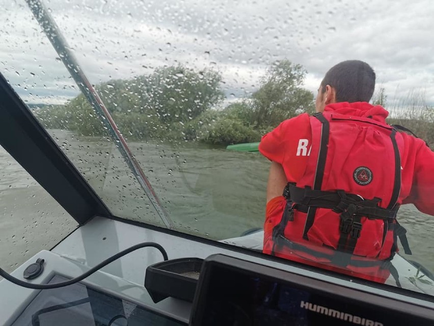 Na Jeziorze Nyskim zatonęła łódź. Trzech wędkarzy wpadło do wody
