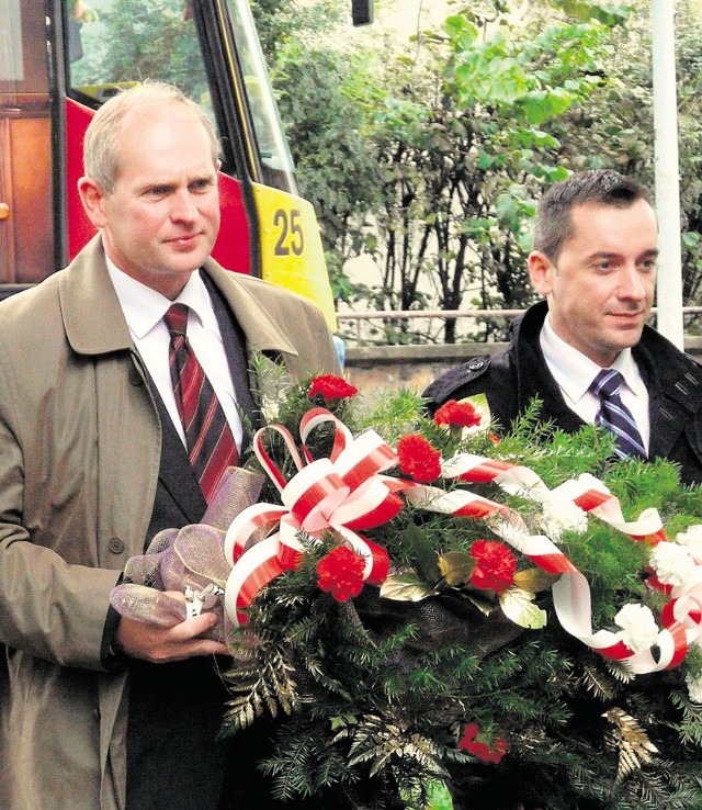 Poseł Jacek Zacharewicz i Marek Rząsowski z PO składali 1 września kwiaty pod Pomnikiem-Grobem Nieznanego Żołnierza