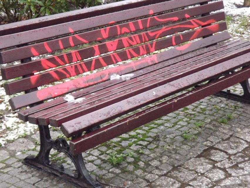 Wrocław: Zdewastowane ławki na bulwarze Tadka Jasińskiego
