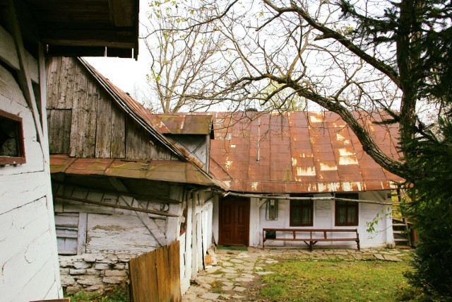 Dom drewniany w Kalwarii Pacławskiej koło Przemyśla wpisany do rejestru zabytków.