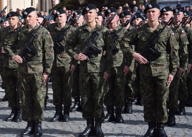 Na jarosławskim rynku, ok. 200 żołnierzy 14 Dywizjonu Artylerii Samobieżnej, 21 Dywizjonu Artylerii Przeciwlotniczej oraz 1 Batalionu Czołgów złożyło uroczystą przysięgę na sztandar 14 DAS.

 Zobacz też: Największe polskie manewry w tym roku. Dragon-17 w Drawsku Pomorskim.
