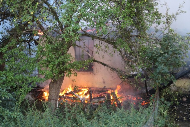  Pożar w Pomiłowie (gmina Sławno) - 14.08.2020 - zauważono przed godziną 20. Płonął budynek na terenie prywatnej posesji.  Niestety, ale po zakończeniu akcji gaśniczej odkryto zwłoki mężczyzny. Ciało było w spalonym budynku odwrócone twarzą do ziemi.