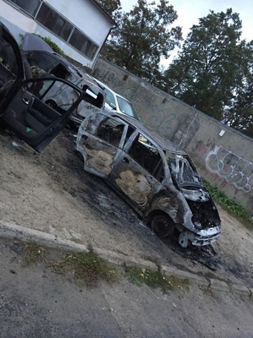Pożar aut na osiedlowym parkingu! Trzy samochody uległy spaleniu dwa są uszkodzone [ZDJĘCIA]