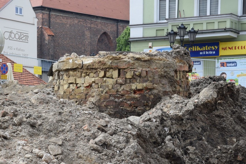 Remont Głównego Rynku w Kaliszu. Archeolodzy napotkali na...