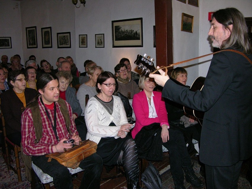 Koncert poezji w Izbie Historii Skierniewic wykonał Jan...