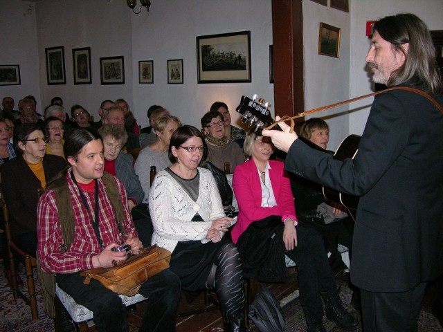 Koncert poezji w Izbie Historii Skierniewic wykonał Jan Kondrak, poeta i bard, autor tekstów swoich pieśni. Na jego recital „Sztukmistrz śpiewa” przybyło kilkudziesięciu skierniewiczan – sala w IHS pękała w szwach.