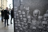 "Klisze pamięci. Labirynty." Wyjątkowa wystawa w Warszawie. Grafiki więźnia Auschwitz przedstawiające obóz śmierci 