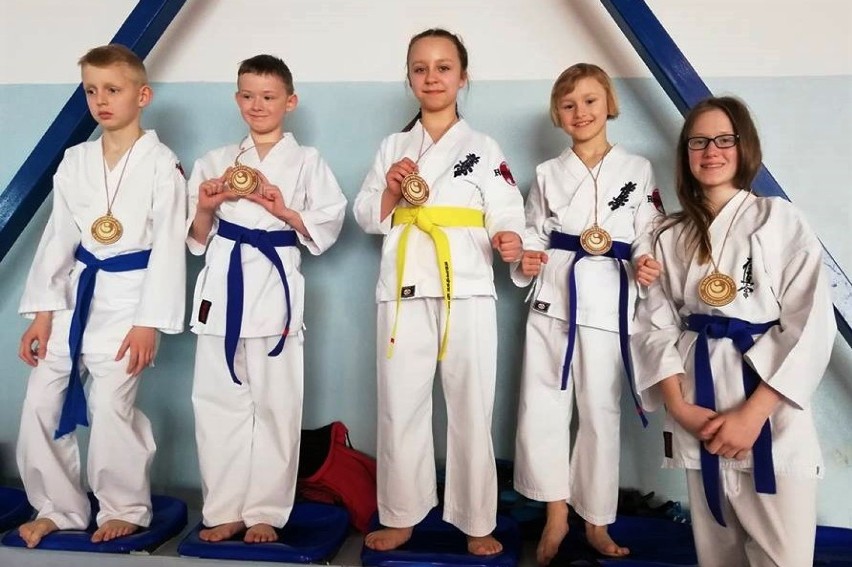 Radomsko: Debiutanci Klubu Karate „Randori” zdobyli złoto i brąz [ZDJĘCIA]