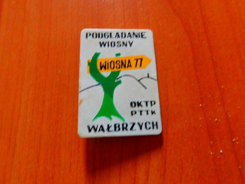 Pamiętacie te odznaki i plakietki? Zdobywało się je podczas imprez turystycznych w Wałbrzychu i okolicach!