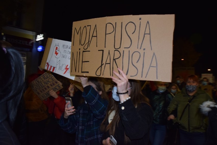 Protest kobiet w Wągrowcu. Zobacz hasła. "Nawet mefedron ma lepszy skład niż polski rząd", "Nawet Maryja miała wybór" 