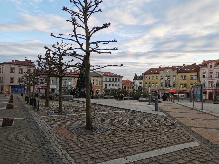 Pustki w centrach handlowych, zamknięte sklepy. Trwa długi, sylwestrowy weekend  [ZDJĘCIA]