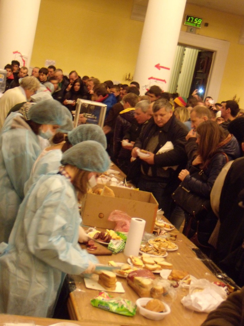 Wydawanie posiłków w improwizowanej stołówce w Kijowskiej...
