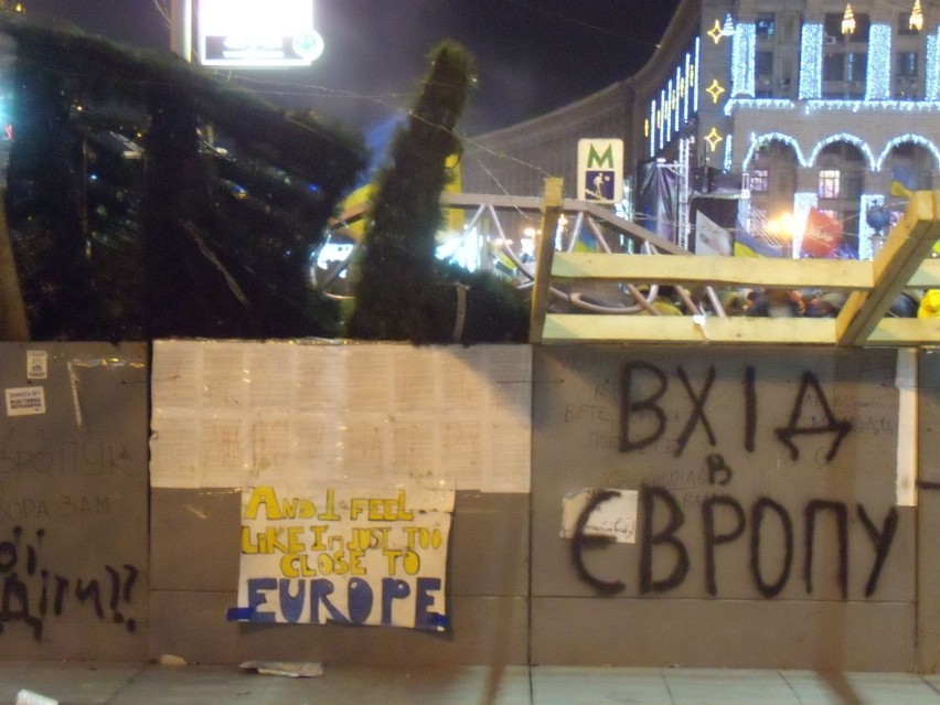 Napis na barykadzie przy wejściu na Majdan Nezależosti:...