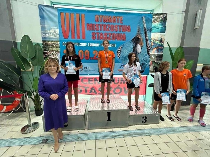 Kilkuset młodych zawodników w 8. Otwartych Mistrzostwach Staszowa w Pływaniu, które odbyły się w sobotę, 23 września w Staszowie