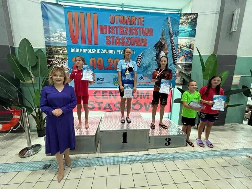 Kilkuset młodych zawodników w 8. Otwartych Mistrzostwach Staszowa w Pływaniu, które odbyły się w sobotę, 23 września w Staszowie