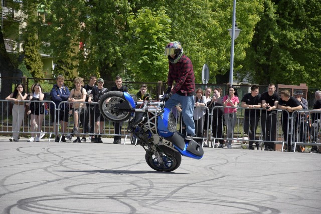 Dzień Motocykla w Zespole Szkół Zawodowych nr 1 w Zduńskiej Woli - pokaz akrobacji wicemistrza stuntu Rafała Kanika