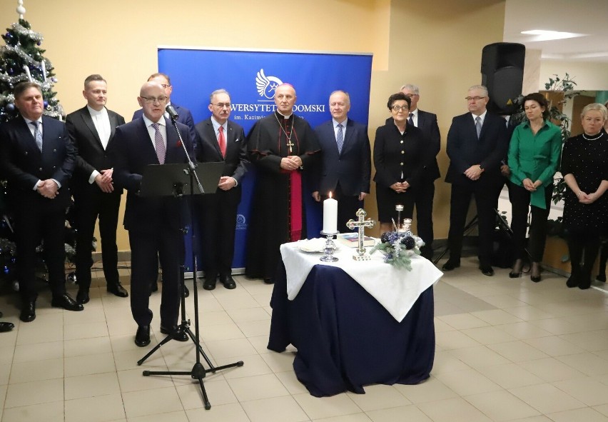 Spotkanie wigilijne na Uniwersytecie Radomskim. W wydarzeniu uczestniczył biskup Marek Solarczyk i parlamentarzyści 