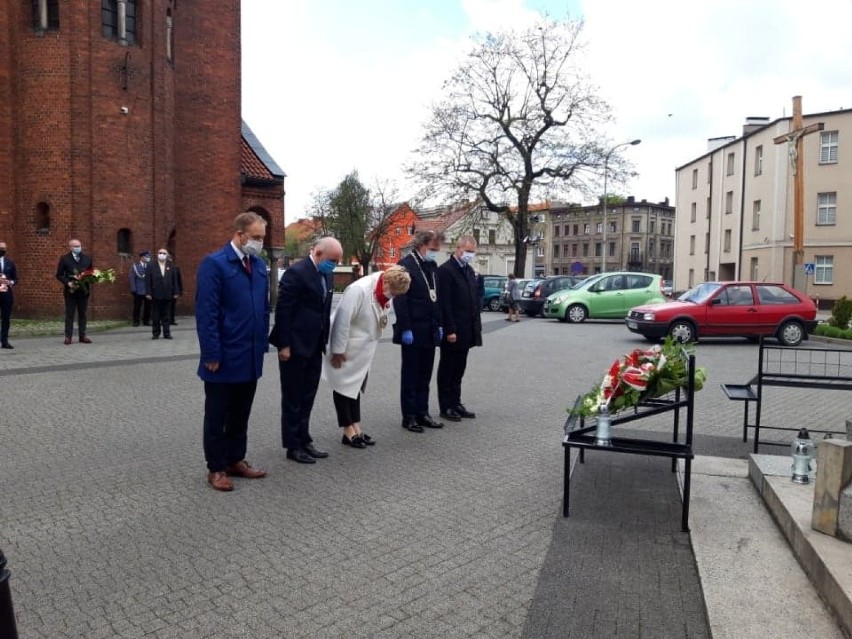 Niezwykle skromne  obchody 229. rocznicy uchwalenia Konstytucji 3 Maja w Ostrowie Wielkopolskim