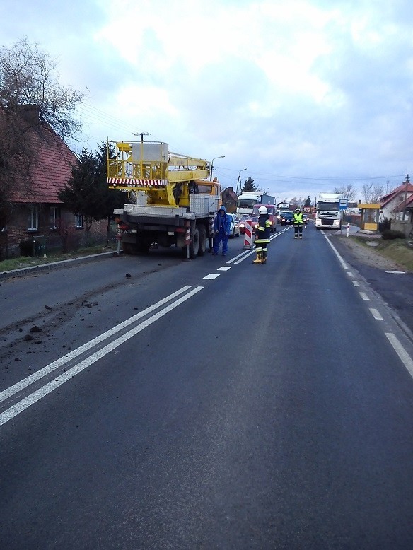 Wichura 6.12.2013 wywróciła ciężarówkę, zerwała kable przy drodze 434 w Borgowie (gm. Śrem)
