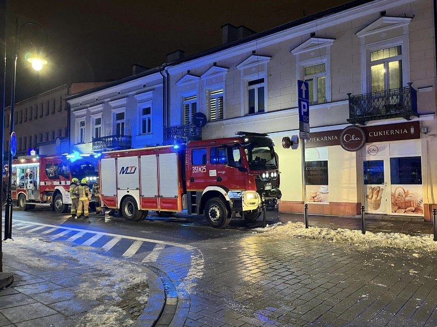 Pożar w centrum Skierniewic. Od komina zajął się dach kamienicy