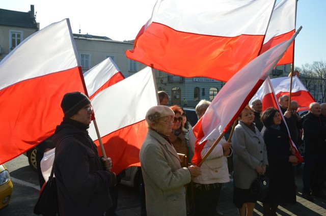 7. rocznica katastrofy smoleńskiej w Piotrkowie. Złożenie kwiatów pod pomnikiem katyńskim