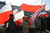 7. rocznica katastrofy smoleńskiej w Piotrkowie. Złożenie kwiatów pod pomnikiem katyńskim
