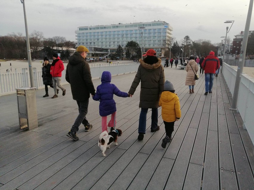 Plaża i molo w Kołobrzegu w Nowy Rok. 14 stopni Celsjusza wczesnym popołudniem!