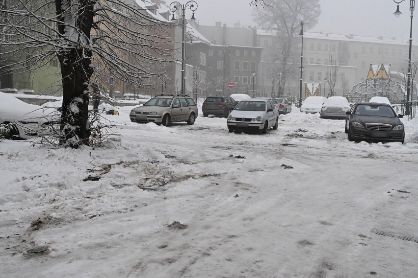 Wałbrzych: Kierowcy brną w śniegu na parkingu przy ulicy Rycerskiej 