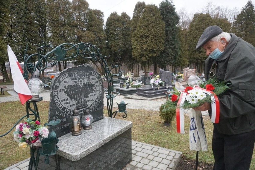 Kwiaty i znicze złożono pod pomnikiem na cmentarzu przy ul....
