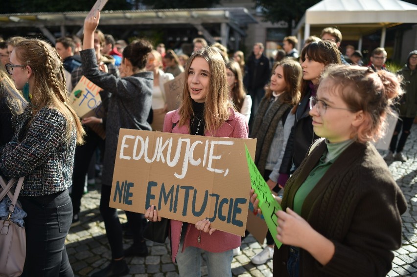 Młodzieżowy strajk klimatyczny w Lesznie. Uczniowie nie są obojętni [ZDJĘCIA i FILM]
