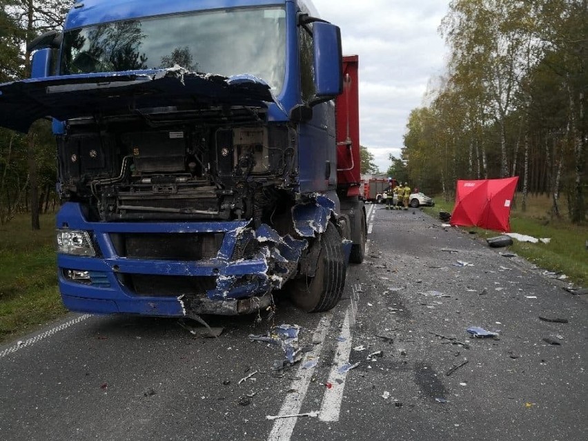 Doszło do zderzenia samochodu osobowego z ciężarówką. Około...