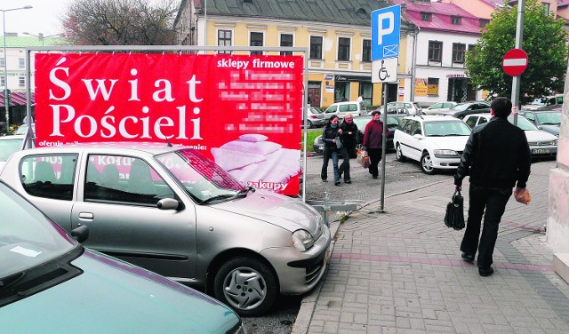 Spore kontrowersje wśród tarnowian wzbudziła przyczepa przypięta tuż obok miejsca dla inwalidów