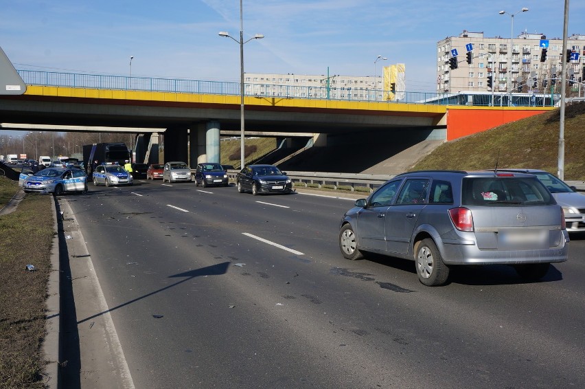 Wypadek na DTŚ: Radiowóz zniszczony. Policjant w szpitalu