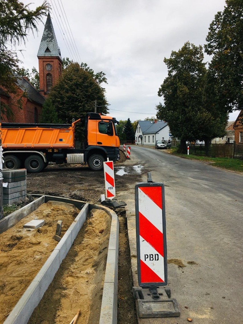 Trwa budowa chodnika w Olbrachcicach i remont drogi w Łęgoniu